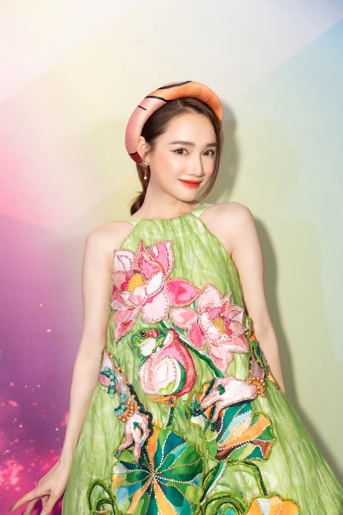 Nhã Phương cho biết, cô không buồn khi bị ai chê gầy bởi mục tiêu của cô là phải gầy. Bà xã của Trường Giang cũng cảm thấy bản thân tự tin hơn khi gầy. Ngoài ra, nữ diễn viên khẳng định, cô cảm thấy bản thân khỏe hơn nhiều so với thời con gái. Nhã Phương từng được giải nhất khi tham gia chạy bộ 21 km.