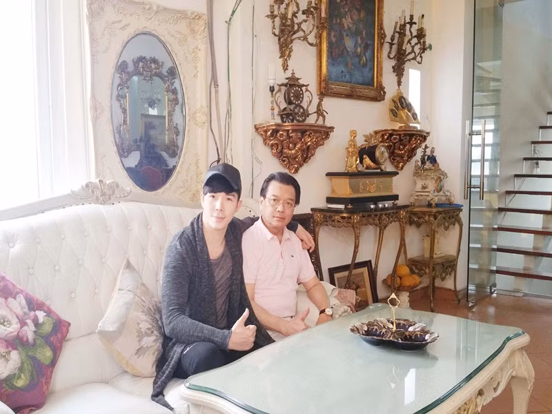 Nathan Lee từng cho biết điều anh tiếc nhất là không có may mắn được ở bên bố nhiều khi còn nhỏ và thú vui của anh là thi thoảng vòi tiền tiêu vặt để cảm thấy được bố quan tâm. Ảnh: An ninh thủ đô