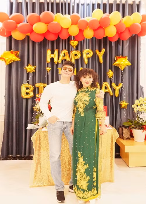 Theo Ngôi sao, khi Nathan Lee lên 3 tuổi, bố mẹ anh ly hôn. Sau đó mẹ của nam ca sĩ tái hôn với một giáo sư kinh tế người nước ngoài. Ảnh: Yan