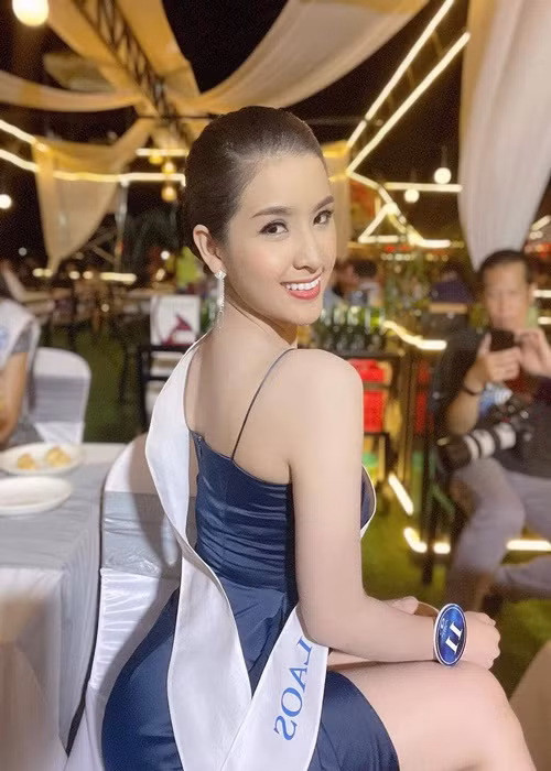Chân dài khoe hình thể hút mắt trong một hoạt động của cuộc thi.