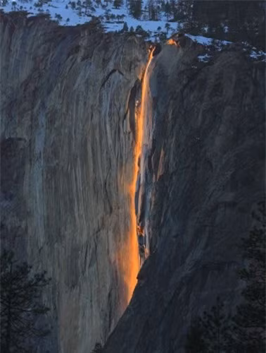 Mỗi năm, hàng trăm nhiếp ảnh gia và hàng ngàn du khách tìm đến Công viên Yosemite với hy vọng ghi lại những tấm ảnh ấn tượng nhất về thác nước – lửa tự nhiên đẹp tuyệt vời này. Những người châu Âu phát hiện thung lũng Yosemite vào năm 1851 nhưng hơn 122 năm sau, hiện tượng thác lửa mới được nhiếp ảnh gia Galen Rowell ghi lại.