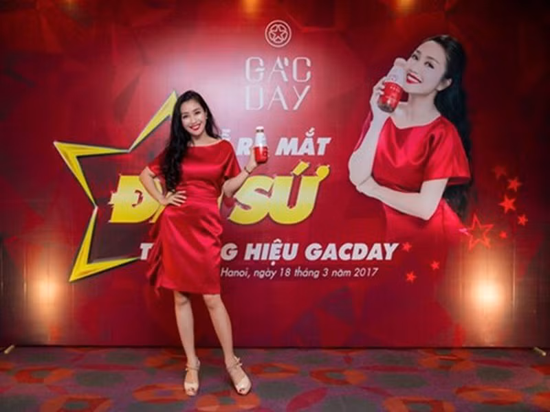 Giữa lùm xùm về lô hàng mỹ phẩm 11 tỷ nghi hàng giả, các đại sứ thương hiệu cho công ty TS Việt Nam (TS Group) lên tiếng. Ốc Thanh Vân gửi lời xin lỗi khách hàng của mình đồng thời thông báo, cửa hàng của cô không còn bán bất kì một sản phẩm nào liên quan đến TS, ngay từ khi có thông tin về vụ việc này. Nữ MC cũng cho biết, những khách hàng đã mua sản phẩm của TS muốn trả lại cô sẽ nhận lại hết và bàn giao cho TS. Ảnh: Dân Việt