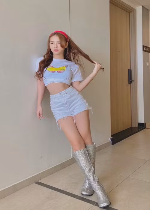 Nữ ca sĩ sinh năm 2000 sở hữu body chuẩn, đặc biệt là vòng eo không chút mỡ thừa.