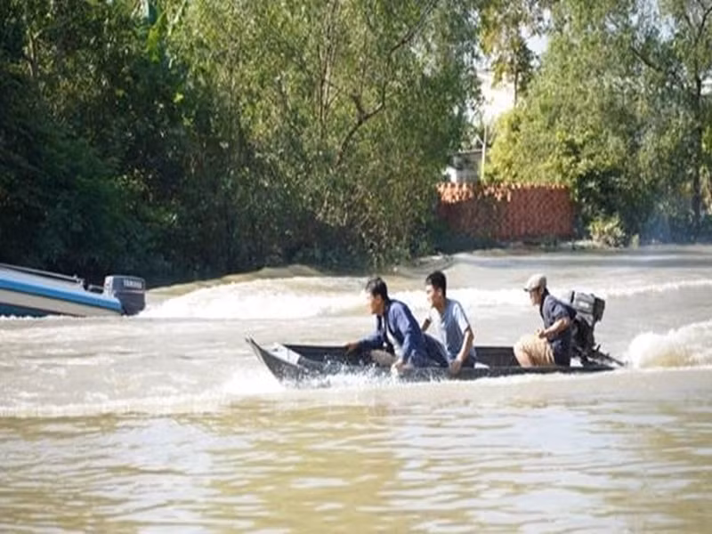 Rất may bằng tài nghệ “bẻ lái" của Lý Hải mà Võ Thành Tâm và Mạc Văn Khoa “thoát thân". Lý Hải nghĩ lại và bông đùa rằng: “Rủi đâm vô mà nó nổ cái thì ba đứa không biết bây giờ đi về đâu rồi". Ảnh: Thế giới điện ảnh