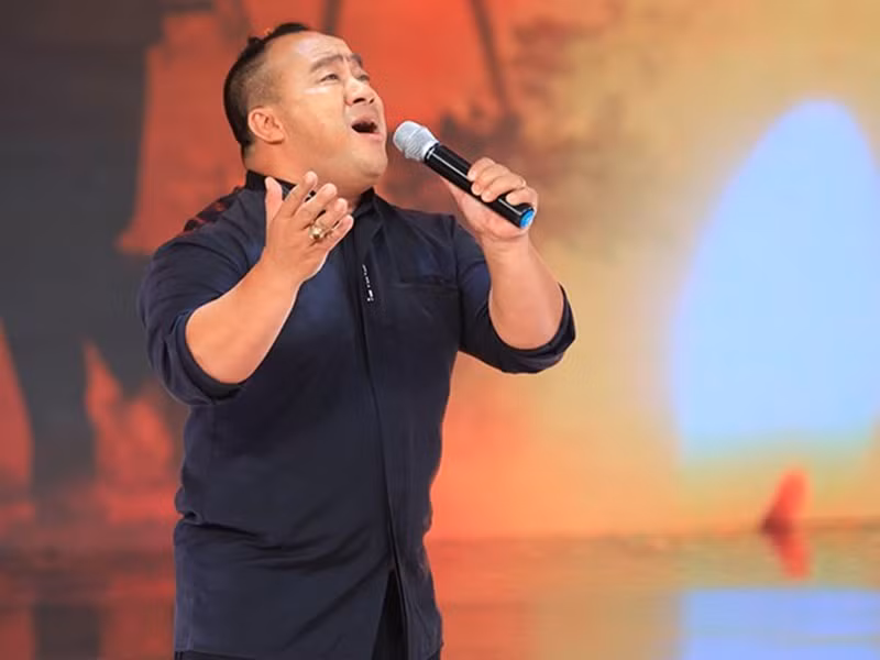 Khi bước lên sân khấu, Hiếu Hiền nghe thấy khán giả ồ lên "sao mẹ chết mà nó lại ra đây vậy". Điều này khiến nam diễn viên rất đau lòng. Trong 10 năm qua, Hiếu Hiền vẫn không nguôi nhớ mẹ. Ảnh: Thời đại plus