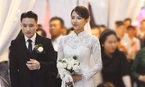'Soi' áo cưới vợ Phan Mạnh Quỳnh đính thủ công 8.000 viên đá swarovski 'Soi' ao cuoi vo Phan Manh Quynh dinh thu cong 8.000 vien da swarovski