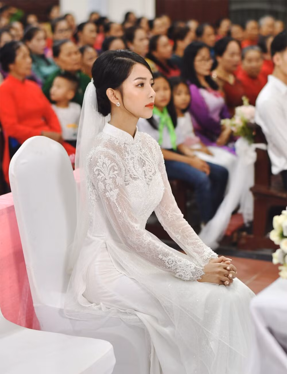 Chiếc váy cưới được đính kết thủ công hoàn toàn từ 8.000 viên đá swarovski, kết hợp cùng ren hoa 3D Pháp và ngọc trai preciosa cao cấp, có ánh trắng ivory bắt sáng cực tốt để tạo nên các dải đối xứng ở ngực áo, làm điểm nhấn cho toàn "bộ cánh".