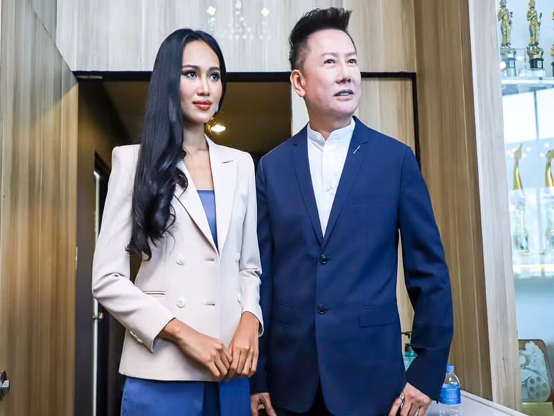 Kể từ khi chung kết cuộc thi kết thúc, Han Lay quyết định ở lại Thái Lan trong 2 tháng. Cô được ông Nawat Issara Kraisil - Chủ tịch Hoa hậu Hòa bình Quốc tế giúp đỡ.
