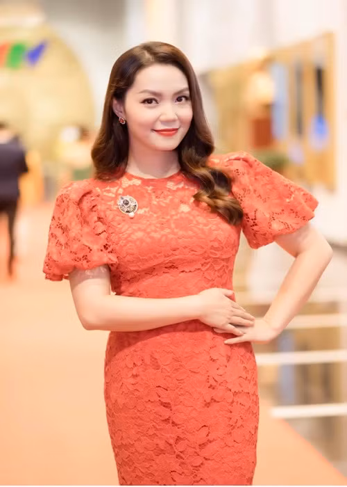 Ngọc Anh kết hôn lần đầu tiên vào năm 2005. Vợ chồng cô quen nhau từ hồi học cấp 3 và có 8 năm yêu nhau trước khi cưới. Sau đó, Ngọc Anh sinh con gái đầu lòng. Năm 2010, nữ ca sĩ thừa nhận cô làm mẹ đơn thân đã được 2 năm.