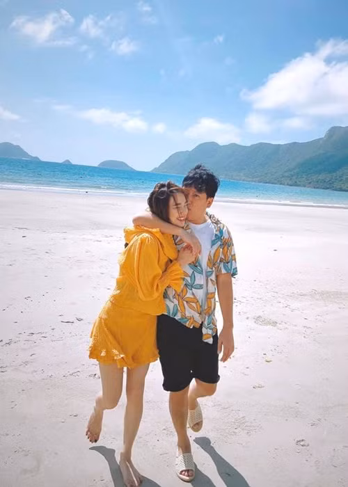 Trường Giang không chỉ "nghiện con" mà còn chiều vợ như bà hoàng. Anh để Nhã Phương quản lý tài chính, tặng vợ xe tiền tỷ, đầu tư 500 triệu xây phòng chiếu phim tại nhà riêng cho vợ.