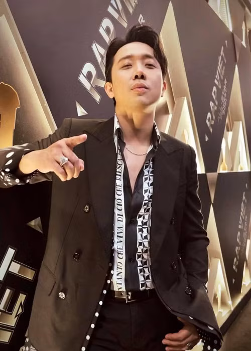 Trấn Thành cũng từng gây ồn ào khi từ chối chụp ảnh với fan ở Sa Pa. Anh giải thích vì fan không chịu đeo khẩu trang trong bối cảnh dịch COVID-19. Cách đây không lâu, khi bị người dân tại xóm cù lao Nguyễn Kiệu (quận 4, TP.HCM) cho rằng khó tiếp xúc, không cởi mở khi quay phim “Bố già”, Trấn Thành chọn cách giữ im lặng.