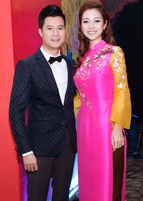 Quang Dũng không ngại ông xã của Jennifer Phạm. Nam ca sĩ chia sẻ, anh và doanh nhân Đức Hải chia sẻ với nhau nhiều về chuyện nuôi dạy con.