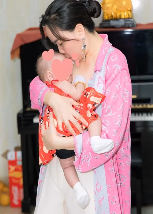 Vợ Quách Ngọc Ngoan khoe ảnh âu yếm con gái nhỏ Vo Quach Ngoc Ngoan khoe anh au yem con gai nho