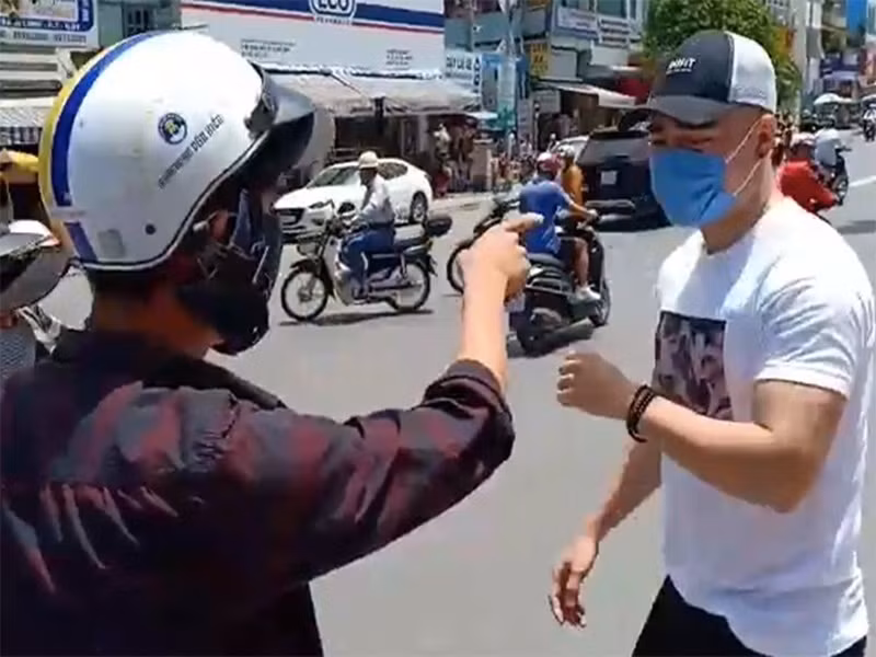 Cũng trong tháng 6/2019, Lê Dương Bảo Lâm bị đánh khi cùng người thân đi phát cơm từ thiện trước cổng một bệnh viện. Tuy nhiên, một số người hoài nghi sự thực của clip nam diễn viên bị hành hung. Ảnh: Vietnamnet