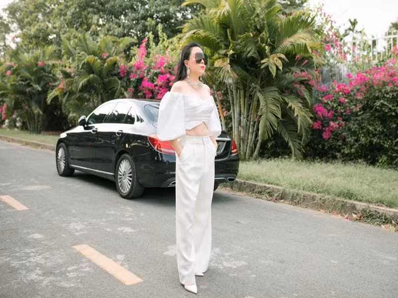 Mới nhất, nữ doanh nhân đăng tải hình ảnh khoe vai trần gợi cảm, vòng eo 63cm.