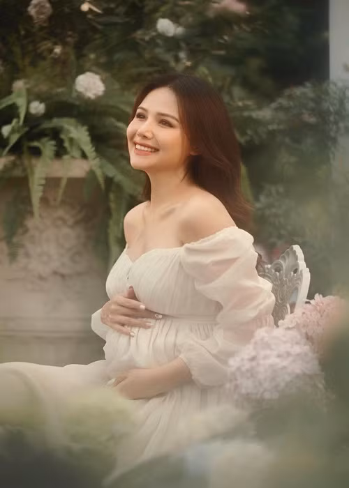 Phanh Lee còn tung bộ ảnh mang bầu 6 tháng.