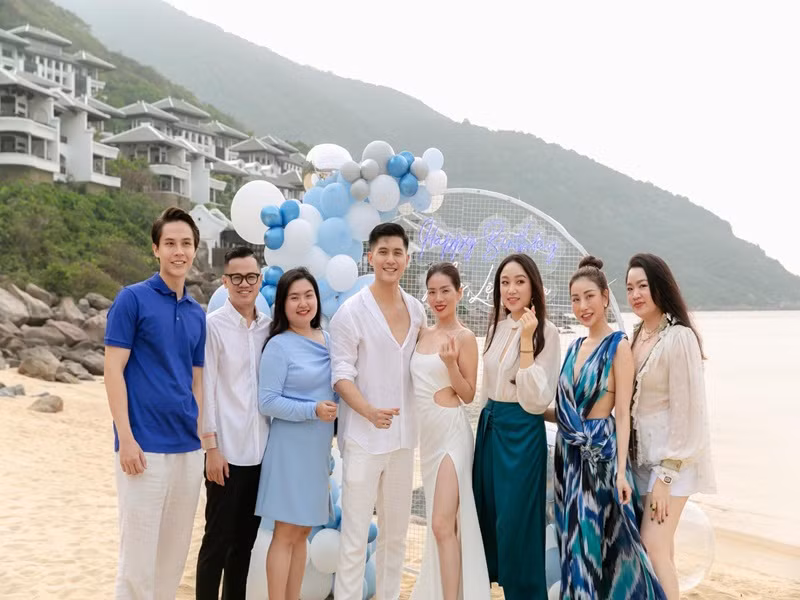 "Bác Lâm Bảo Châu và mọi người cứ luôn dặn: "Chị sợ làm gì cầu kì lắm nên phải hết sức cẩn thận tạo nên một sinh nhật thực sự ý nghĩa, bất ngờ cho chị Quyên", người bạn của Lệ Quyên cho hay.