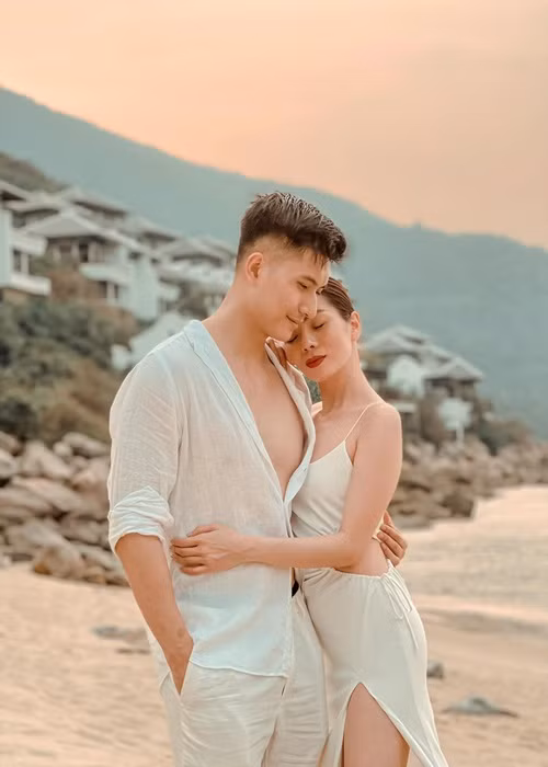  Lệ Quyên - Lâm Bảo Châu ngày càng dính như sam. Mới đây, cặp đôi tình tứ trên bờ biển trong bữa tiệc mừng tuổi 40 của Lệ Quyên.