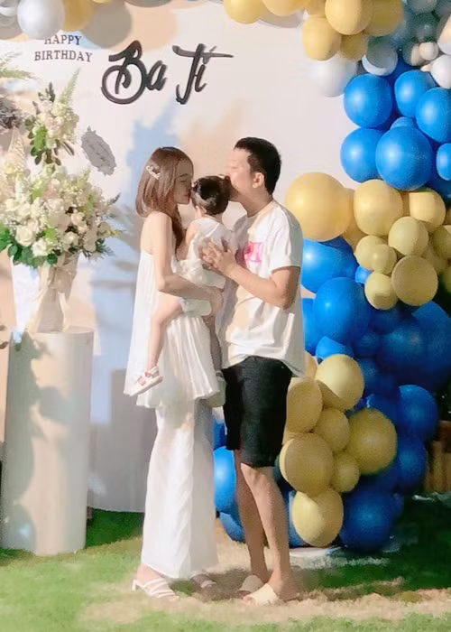 Ở tuổi 31, Nhã Phương giàu có, nổi tiếng và có tổ ấm vô cùng hạnh phúc.