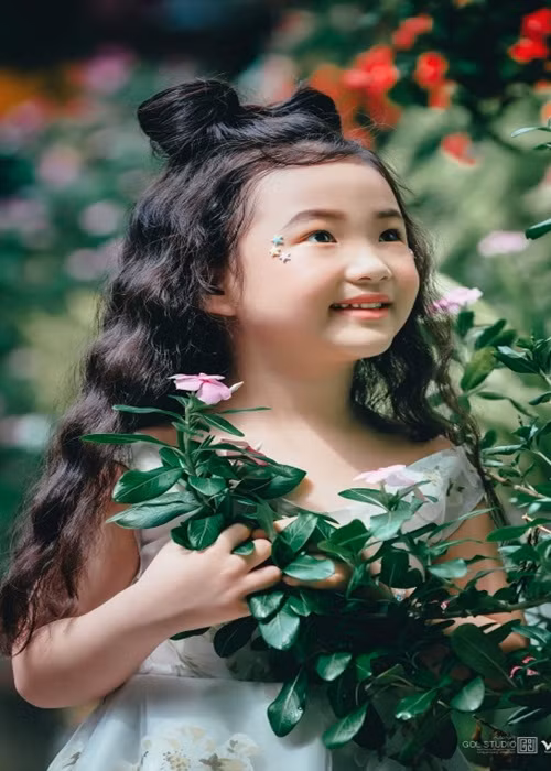 Mẹ của bé Bảo Thi còn giúp bé sử dụng tiền cát-sê đúng mục đích, để bé luôn cố gắng và trân trọng với thành quả lao động của mình. Ảnh: Thế giới điện ảnh