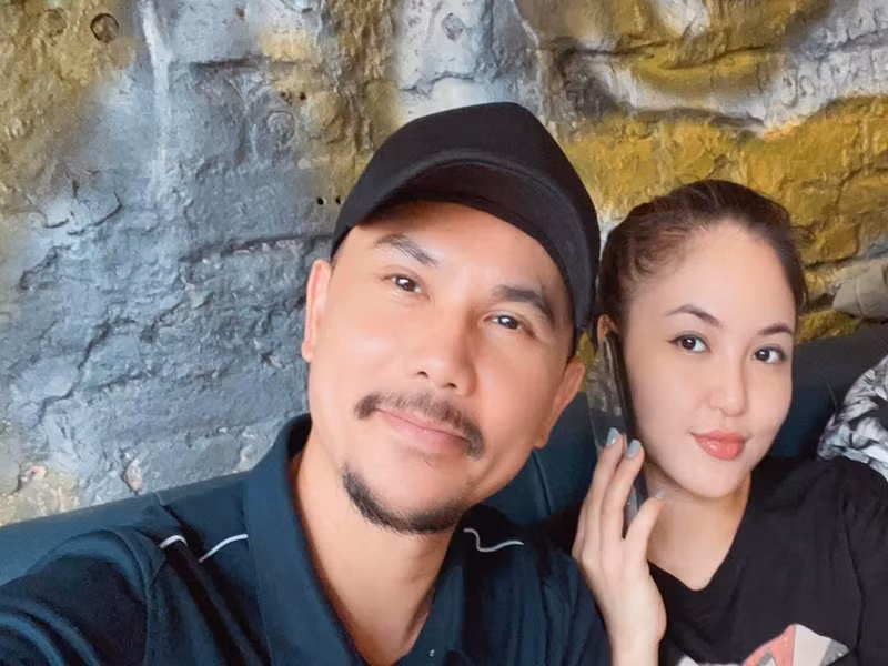 Nhan sắc vợ bầu của ca sĩ Tú Dưa tố chồng “mất dạy” Nhan sac vo bau cua ca si Tu Dua to chong “mat day”