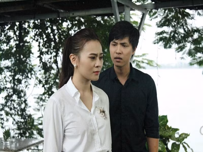 Phương Oanh sinh năm 1989, xuất thân là người mẫu, ca sĩ. Năm 2012, cô bắt đầu đóng phim với những vai phụ trong các bộ phim truyền hình. Để chuyên tâm đóng phim, Phương Oanh không đi hát hay làm người mẫu.
