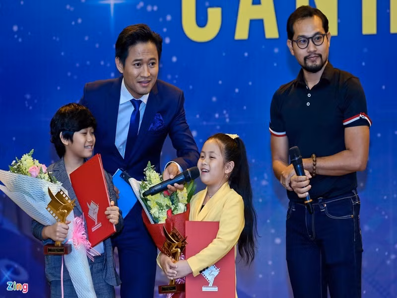 Cụ thể, phim mang về các giải: Phim truyện, Đạo diễn xuất sắc (Phạm Huỳnh Đông), biên kịch xuất sắc cho Nguyễn Thị Ngọc Bích - Lương Kim Liên, Quay phim xuất sắc cho Võ Thanh Tiền, âm thanh xuất sắc, Nữ diễn viên chính xuất sắc cho Cát Phượng, Diễn viên triển vọng cho bé Huy Khang. Ảnh: Zing