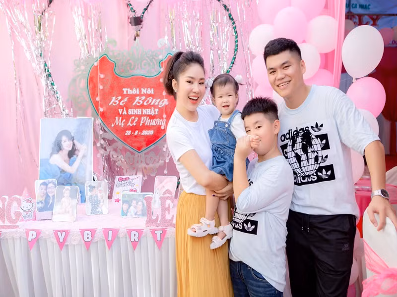 Trung Kiên không lên tiếng trước những bình luận kém duyên của một số cư dân mạng. Thay vào đó, anh dành thời gian chăm sóc vợ và các con.