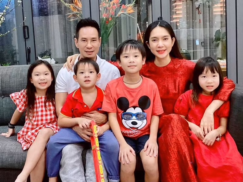 Mới đây, trong cuộc phỏng vấn với Zing, Lý Hải chia sẻ, bản thân đi lên từ bàn tay trắng nên muốn các con sau này cũng phải thế. Theo nam đạo diễn phim “Lật mặt: 48h”, anh sẽ cố gắng tạo cho con từ nhỏ đã có nền tảng kiến thức tốt, sống tự lập. Lý Hải cũng thống nhất với bà xã Minh Hà không cố gắng dành dụm tiền cho con.