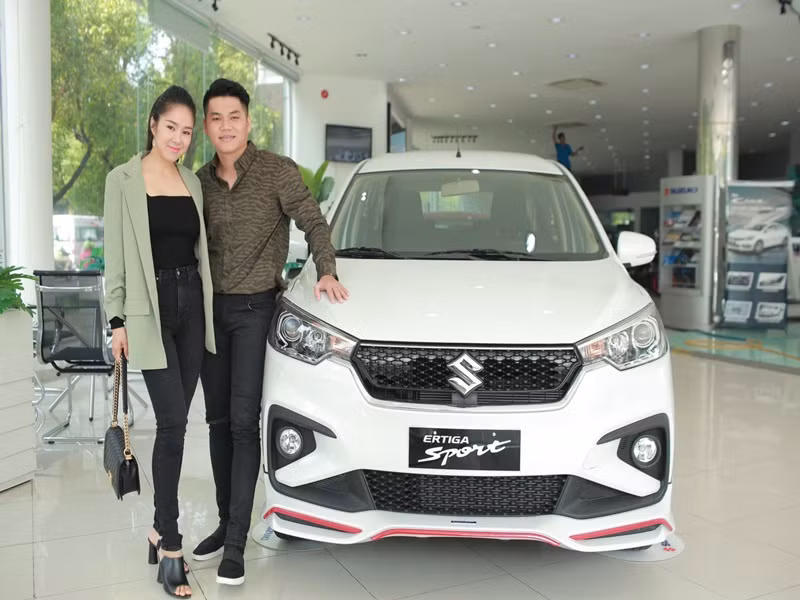 Trong cuộc phỏng vấn với Thanh Niên, Lê Phương chia sẻ, do chồng giỏi tính toán, cẩn thận nên thay vì giữ tiền, nữ diễn viên quyết định để chồng đứng ra lo chi tiêu sinh hoạt gia đình.