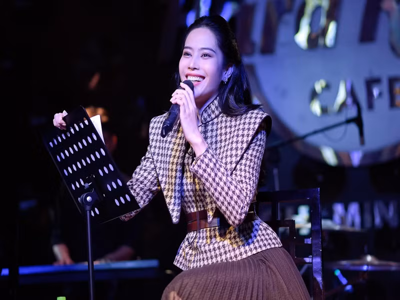 Sau loạt ồn ào đời tư, Nam Em sống lặng lẽ hơn. Cô cũng tỏ ra ngày càng lạc quan.
