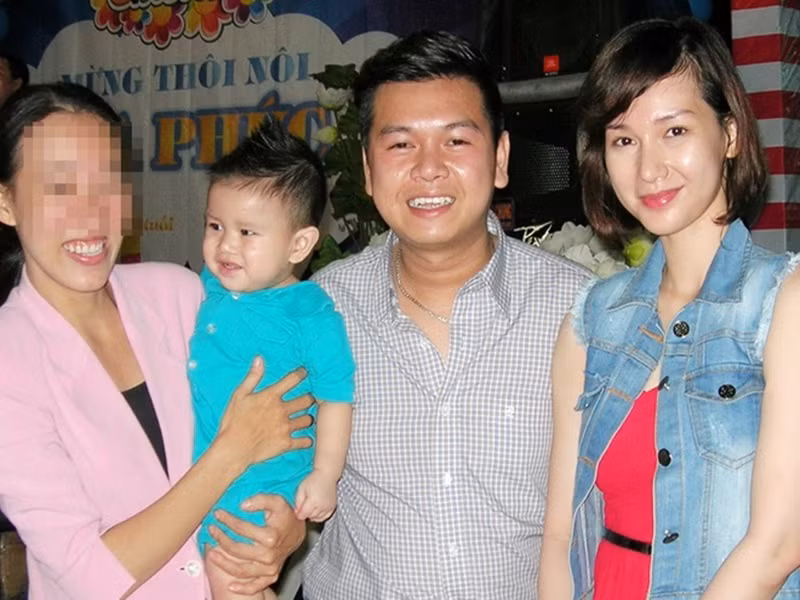  MC Quỳnh Chi sinh năm 1990, là một trong những hot girl đời đầu. Năm 22 tuổi, cô lên xe hoa với thiếu gia Trần Văn Chương - con trai đại gia thủy sản Diệu Hiền. Năm 2015, Quỳnh Chi xác nhận ly hôn chồng. Do chưa tìm được tiếng nói chung nên nữ MC và gia đình chồng cũ lời qua tiếng lại. Ồn ào chỉ lắng xuống khi Quỳnh Chi đồng ý cho chồng cũ nuôi con trai Gia Phúc và đưa bé sang Mỹ định cư. Ảnh: Zing