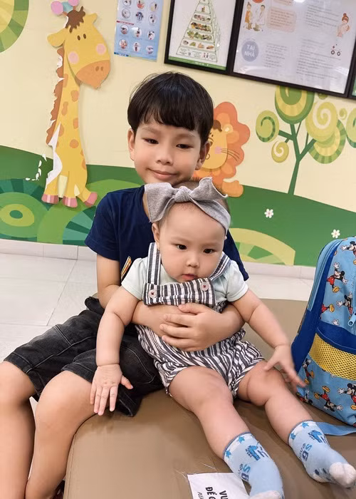 Kin Nguyễn đến nay luôn dành cho bé Henry - con trai riêng của Thu Thủy sự quan tâm, chăm sóc như con ruột.