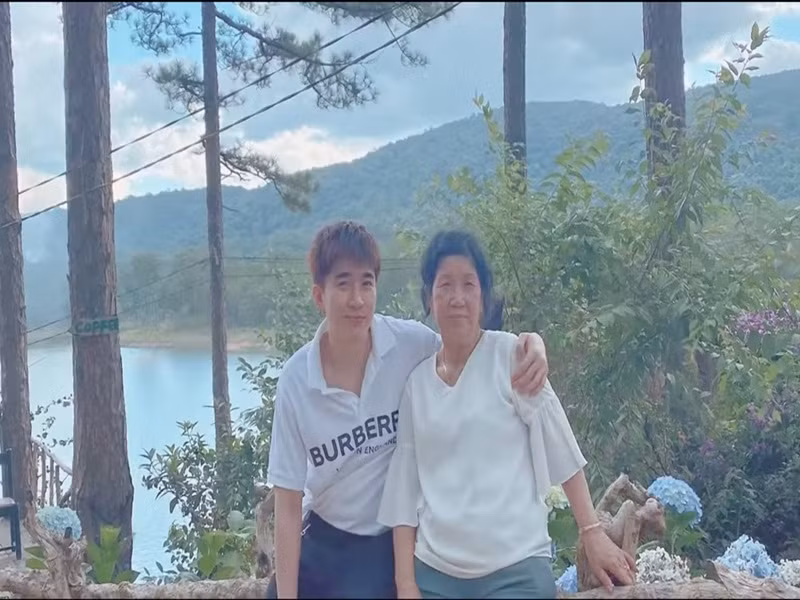 Nam ca sĩ cho biết, anh làm gì cũng nghĩ đến mẹ. "Những điều Dân đang làm bây giờ đều vì mẹ. Tuy vậy, Dân rất ít khi tâm sự với mẹ vì sợ mẹ buồn. Với mình, mẹ là người để Dân yêu thương, chăm sóc", Chi Dân tâm sự.
