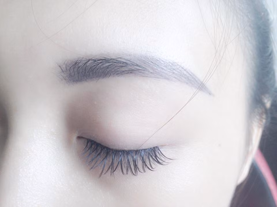 Một lưu ý đặc biệt khi bạn thực hiện phương pháp thẩm mỹ này là, bạn thực hiện ở những cơ sở đảm bảo. Bởi nếu kỹ thuật viên kém hay không vệ sinh sạch thì rất có thể sẽ gặp phải những hậu quả khôn lường như nhiễm trùng, dị ứng, hình thành sẹo, tróc da... Vì vậy, hãy tìm hiểu kỹ thông tin và lựa chọn những trung tâm làm đẹp uy tín, chất lượng để không bị rơi vào tình huống “tiền mất, tật mang”.