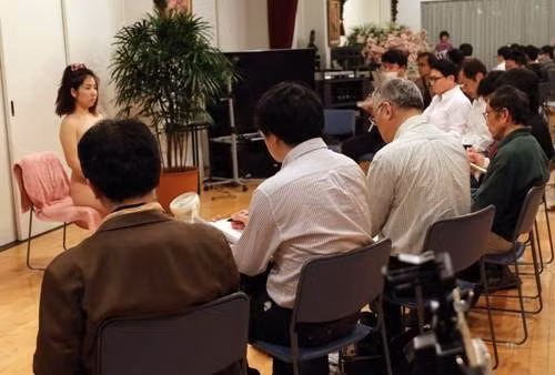 Chuyên gia mai mối Yoko Itamoto cho rằng, khó khăn kinh tế khiến nhiều thanh niên Nhật khó tìm việc làm toàn thời gian, từ đó khiến họ mất tự tin để yêu đương. So sánh số liệu quốc tế cho thấy, người Nhật Bản ân ái ít hơn nhiều so với người dân các nước phát triển khác. Một cuộc khảo sát năm 2010 cho thấy, 68% đàn ông còn trinh ở Nhật trong độ tuổi 18-19.