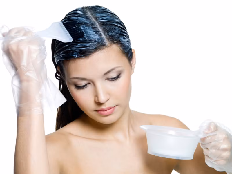 Dùng sốt mayonnaise thoa đều từ chân tóc đến ngọn tóc, dùng khăn nóng ủ tóc khoảng 20 phút, sau đó gội sạch lại bằng nước ấm.
