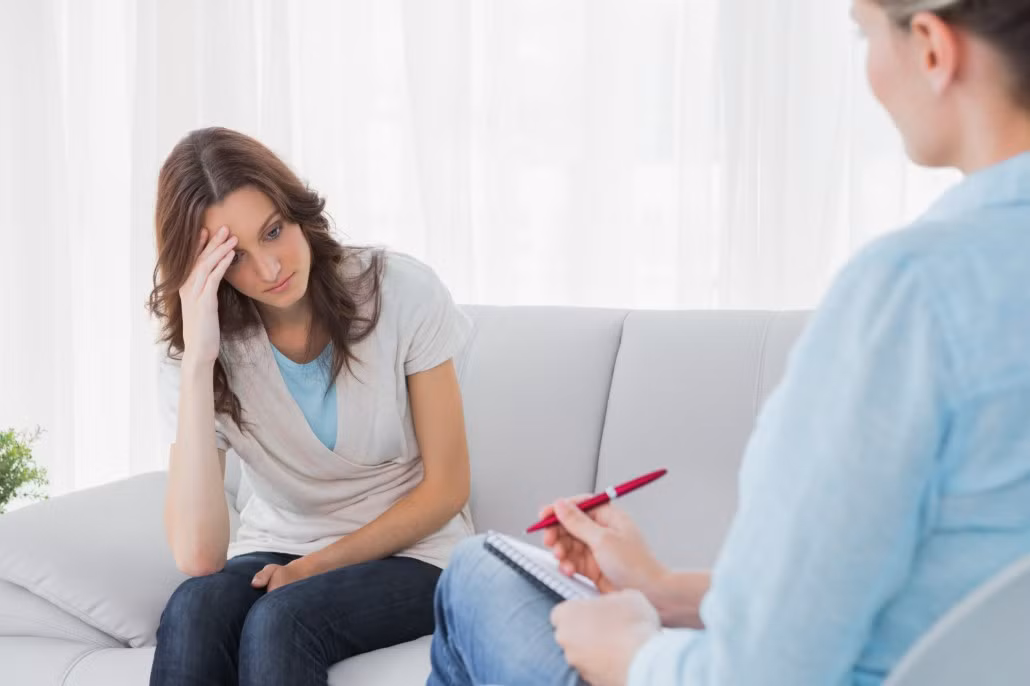  Khám bệnh phụ khoa rất kỳ quặc và xấu hổ, tránh được thì nên tránh, đó là suy nghĩ của rất nhiều phụ nữ. Lý do là vì ngoài việc phải để lộ toàn bộ vùng kín, chị em còn phải trả lời một số câu hỏi nhạy cảm ngoài ý muốn của bác sĩ. Thậm chí, không cẩn thận còn bị tổn thương vùng kín. Thực tế, khám phụ khoa hoàn toàn không đáng sợ như mọi người tưởng tượng.