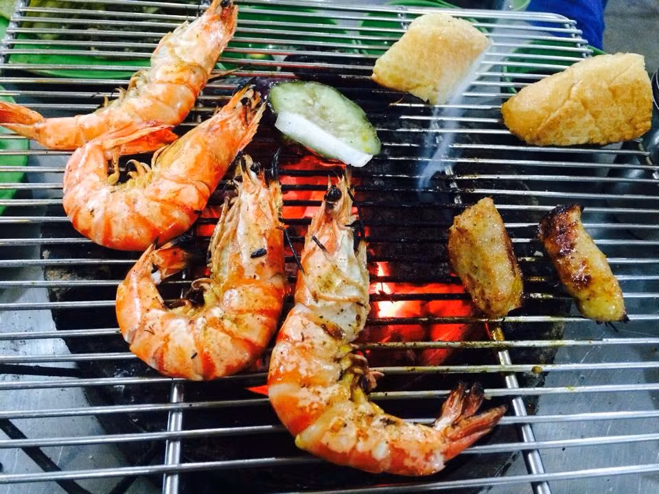 Nhất nướng: 81 Lên Đức Thọ kéo dài. Các món ăn ở đây không quá đặc biệt so với các nơi khác về sự độc đáo, nhưng nó lại được tẩm ướp kỹ lượng và tạo được hương vị riêng. Giá các món ăn ở đây giao động từ 45.000 - 60.000 đồng/đĩa. Mặc dù đông khách nhưng quán ăn này bố trí bàn ghế khá thoáng khiến người ăn không cảm thấy bí bách khi ngồi giữa "bạt ngàn" người.