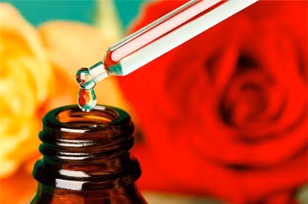 Serum chứa chất chống oxy hóa. Khi làn da ở những năm 25 tuổi còn khỏe và chưa gặp nhiều vấn đề, việc dùng serum dưỡng có chứa các chất chống oxi hóa như Niacinamide và Vitamin C hay E sẽ giúp làm giảm các vấn đề tổn thương da, do môi trường xung quanh như ô nhiễm và có thể dẫn tới suy giảm lượng collagen trong da.