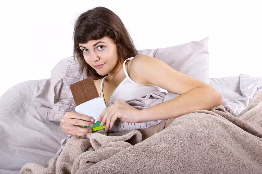 Nàng bỏ bê bản thân. Cho dù có yêu nhau thắm thiết đến mấy thì cũng có ngày bạn trai bạn sẽ cảm thấy chán nếu như phải chung sống với một người phụ nữ già nua, kém sắc, và không biết cách làm đẹp.