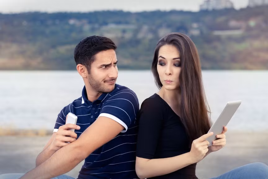 Vấn đề ghen tuông. Nói công bằng, đây không phải là vấn đề lớn ở tất cả phụ nữ, nhưng tất cả phụ nữ đều ghen. Hầu hết, phụ nữ thường không an tâm về mối quan hệ của 2 người, do vậy, họ luôn theo dõi, rình mò và đặt những câu hỏi khó chịu cho đối phương. Đó cũng là lý do chàng nhanh chóng bỏ lại một mối quan hệ.