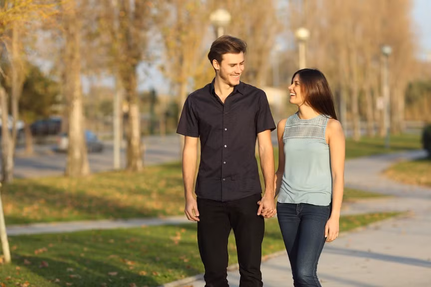 Khác biệt quá lớn. Đây là một trong những lý do quan trọng, bởi nó áp dụng cho hầu hết các mối quan hệ. Đàn ông thường xác định cho mình những gì họ làm, họ kiếm được bao nhiêu tiền, hay giá trị chiếc xe họ lái... cái "tôi" của họ khá lớn. Ngược lại, khi bước vào một mối quan hệ nghiêm túc, phụ nữ thường nhìn mọi thứ mới quan niệm "chúng ta", họ muốn người đàn ông của mình thay đổi theo ý họ... đây là thảm họa cho mọi mối quan hệ.