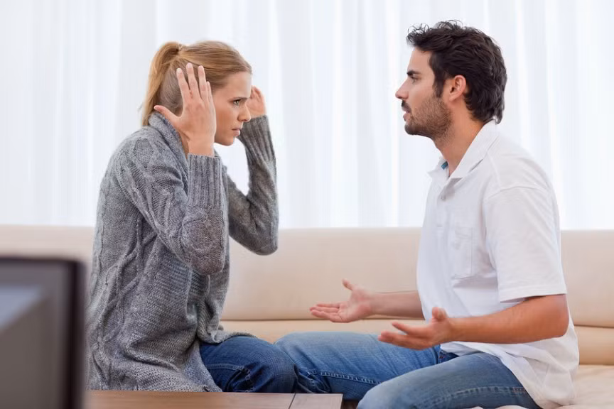 Họ sợ bản tính của phụ nữ. Nhiều chàng trai luôn tự hỏi tại sao mình lại phải bó buộc bản thân là duy nhất của một cô gái, tại sao đây lại là mối quan hệ cuối cùng của mình? Thêm vào đó, sự thật là đàn ông có xu hướng tối giản hóa mọi chuyện, còn phụ nữ lại luôn quan trọng hóa mọi thứ từ những điều nhỏ nhất. Ví dụ như nếu đàn ông không khen bộ váy mới hay kiểu tóc mới, mọi chuyện sẽ trở nên nghiêm trọng. Đâu là lý do tại sao nhiều quý ông thích yêu qua đường.