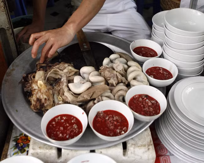 Tiết canh Việt Nam lọt top món ăn kinh dị nhất thế giới - Hình 8 Tiet canh Viet Nam lot top mon an kinh di nhat the gioi-Hinh-8