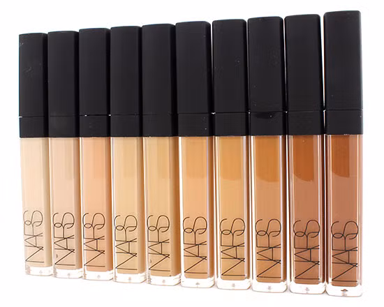 Nars Radiant Creamy Concealer có rất nhiều màu cho bạn lựa chọn. Độ che phủ tốt cùng công nghệ ánh sáng khuếch tán và công thức không gây mụn của Nars đủ để gây ấn tượng với những người dùng mỹ phẩm khó tính nhất.