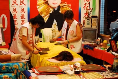 Massage bằng dao phay. Chuyện thật như đùa về liệu pháp thư giãn, chữa bệnh ở Đài Loan. Người ta tin rằng độ sắc bén của lưỡi con dao phay kề trên da thịt sẽ rất có lợi cho da và các cơ bắp. Do vậy, liệu pháp này nhanh chóng giúp con người giải tỏa mệt mỏi và căng thẳng.