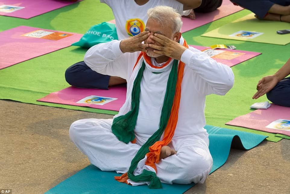 Thủ tướng Ấn Độ, Narendra Modi, người dẫn đầu sáng kiến đánh dấu ngày này với tuyên bố rằng yoga có thể khởi đầu “một kỷ nguyên hòa bình mới”. Buổi thực hành yoga đông đảo ở New Delhi là sự kiện nổi bật trong các sự kiện đánh dấu ngày Quốc tế Yoga, diễn ra, lớn và nhỏ, ở hầu hết các nước.