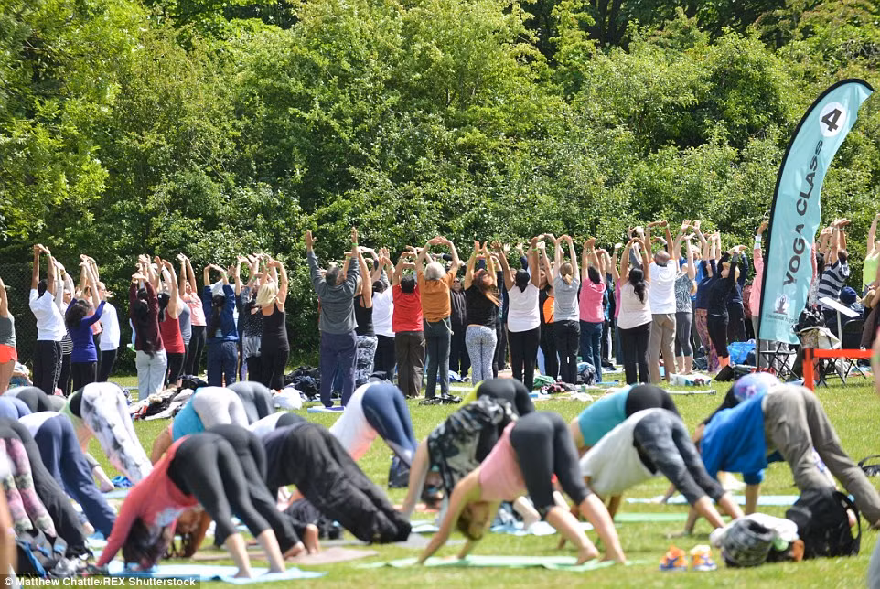 Kéo theo đó, hàng trăm người tụ tập tại Alexandra Palace ở London, tham gia ngày Quốc tế Yoga.