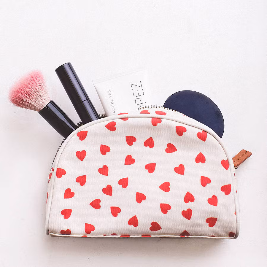 Túi đựng đồ make up. Nếu túi đựng đồ make up của bạn làm từ vật liệu không thấm nước, hãy lật mặt trong ra sau đó tiến hành vệ sinh bằng nước vệ sinh dụng cụ trang điểm chuyên dụng. Nếu là túi vải, bạn có thể giặt bằng tay như quần áo rồi phơi khô để khử trùng.